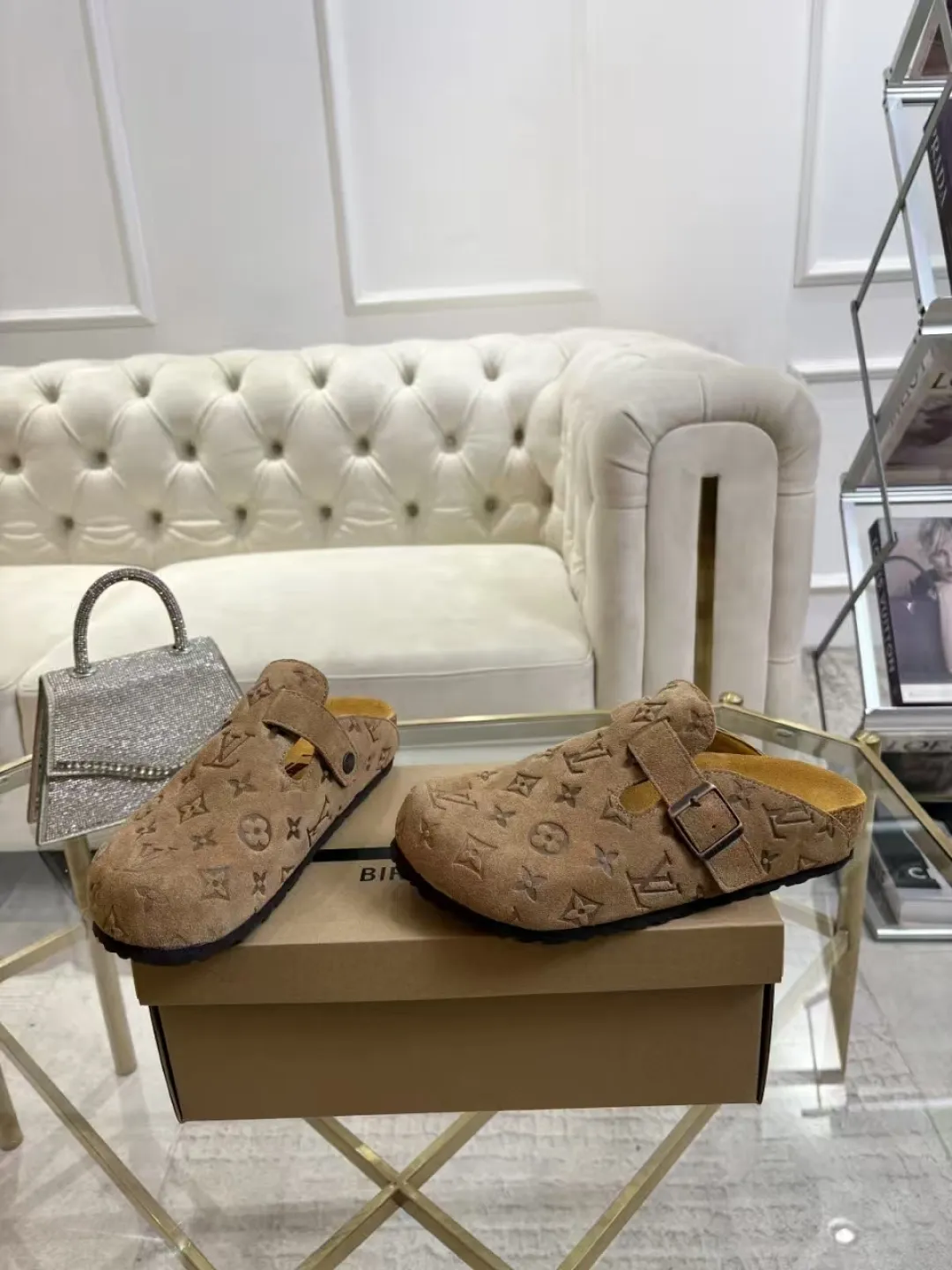 Women's p560 Men's p580 ✨ LV couple's toe-cap slippers | Full of high-end feel, you can walk with wind! ✨ This pair of LV classic toe-cap slippers is simply a "walking grass-planting machine"! Original three-dimensional embossed cowhide + cowhide fabric, the texture is high-end at first glance, and you will become a rich daughter/son in seconds ~💅 🌟 Why must you join TA? ✔️ Original embossed cowhide - clear texture but not cheap, classic presbyopia yyds ✔️ Belt buckle + metal logo - ecstatic control of details, exquisite to the heel! ✔️ Sheepskin lining + cushioned footbed - it feels like stepping on clouds ☁️, and you won’t feel tired when you go shopping~ ✔️ Non-slip rubber sole - walking is as stable as a mountain, and you are not afraid of slipping on rainy days!  👫 The best outfit for couples: Whether it’s shorts, T-shirts👕 or long skirts and suits👗, pairing these shoes with each other will immediately create a lazy and high-end atmosphere! Everyday outings/vacations, no matter what you shoot, it will look like a blockbuster📸🔥 The texture and foot feel that only the higher version can have, it is not a hit or a hit! Heartbeat is not as good as action. True love is true when both pairs are in pairs~💖 #LVcoupleslippers #高色综合 #好看不狠的 Feet #couples’ must-have